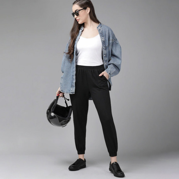 https://www.fitdrop.in/products/women-black-solid-straight-fit-cropped-joggers